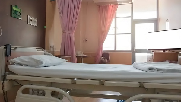 深圳户口中介收费_电影《戏台》预测票房超3亿 测票房超3淌月流.岁